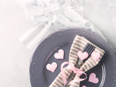 Romantik bir akşam yemeği tarihi kalpler şampanya bardakları gri tabaklar