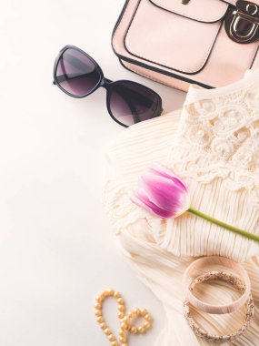 Kadın giyim üzerine beyaz alışveriş aksesuarlar moda elbise