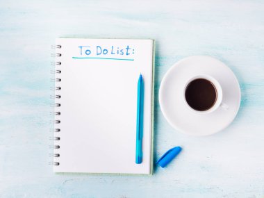 Yapılacaklar listesi sayfa düz lay ve fincan kahve arka plan