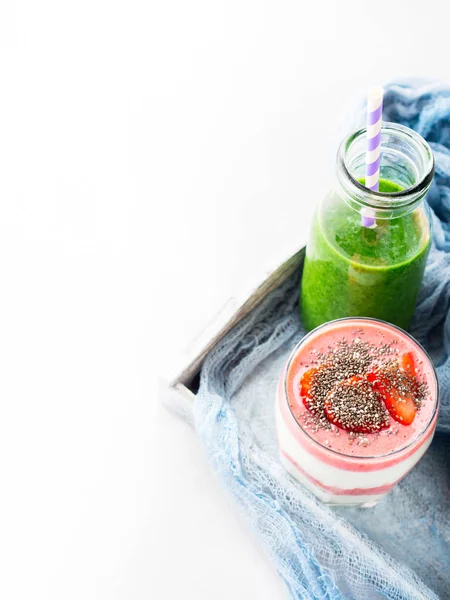 Concept d'alimentation saine smoothie vert yaourt fruit chia petit déjeuner — Photo