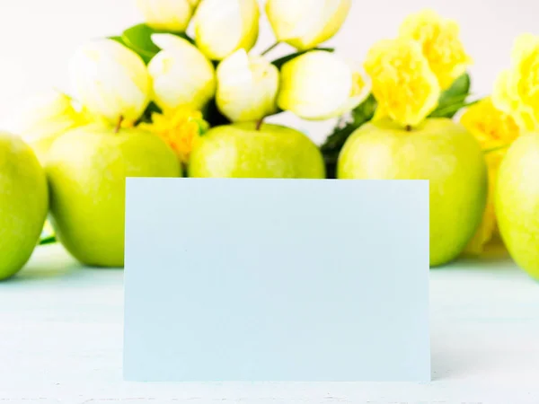 사과 녹색 파스텔 노란색 배경 빈 카드 — 스톡 사진