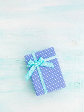 Mavi hediye kutusu şerit pastel arka plan ile. Babalar günü