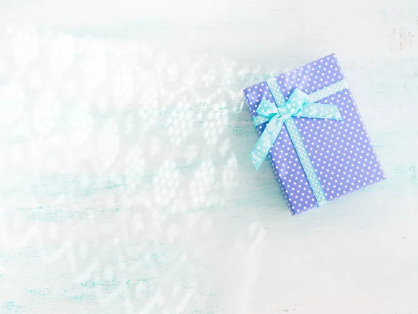 Blauwe geschenkdoos met lint pastel achtergrond. Vaders dag — Stockfoto