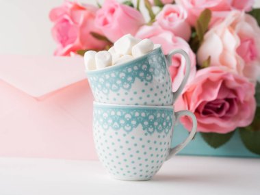 İki bardak Sevgililer günü zarf ve gül kartı