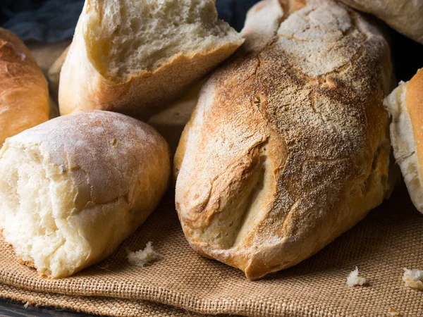 Versgebakken brood op jute donkere houten achtergrond — Stockfoto