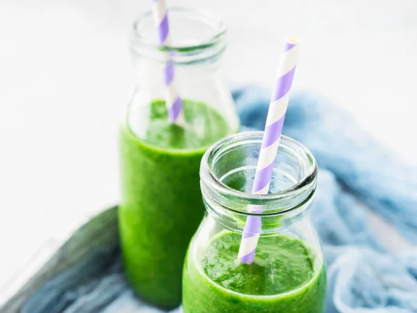 Концепция здорового питания зеленый коктейль шпинат завтрак — стоковое фото