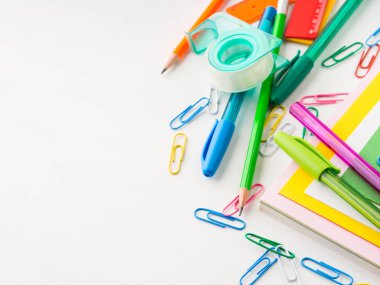 İleti örneği renkli okul araç aksesuarları kalemler yazma