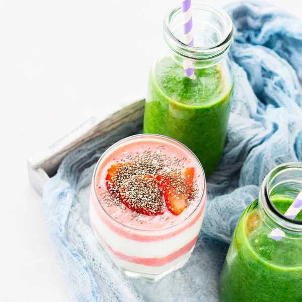 Concepto de comida saludable batido verde yogur fruta chia desayuno — Foto de Stock
