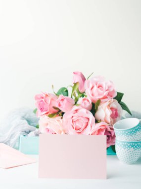 Boş kağıt pembe kart Sevgililer günü ve gül Davetiyesi