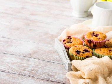 Berry muffins ahşap tepsi peçete Kahvaltı