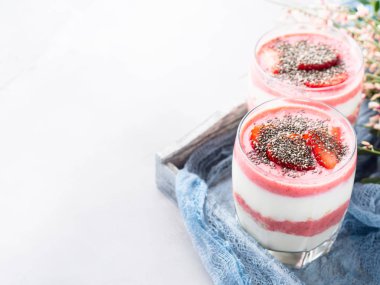 Yoğurt çilek meyve haddelenmiş yulaf parfe