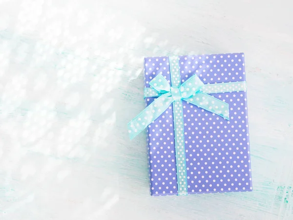 Blauwe geschenkdoos met lint pastel achtergrond. Vaders dag — Stockfoto