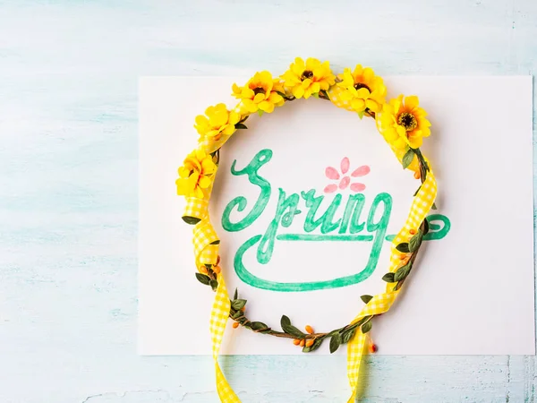 Frühling Wortbuchstabierung per Hand Schriftzug und Blumenkranz Band — Stockfoto