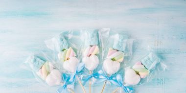 Bebek erkek çocuk doğum günü kartı davetiyesi pastel arka plan üzerinde