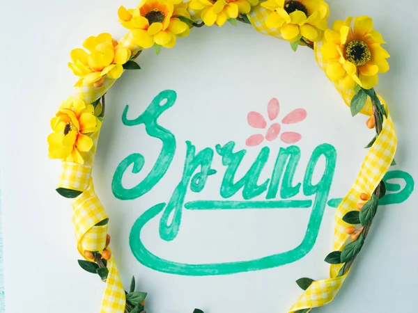 Palavra de primavera soletrando por lettering mão e flor grinalda banda — Fotografia de Stock