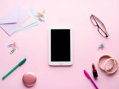 Pembe düz gadget Kırtasiye gözlük rujla yatıyordu