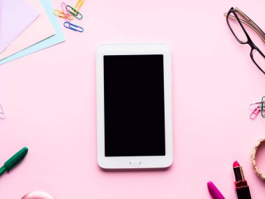 Pembe düz gadget Kırtasiye gözlük rujla yatıyordu