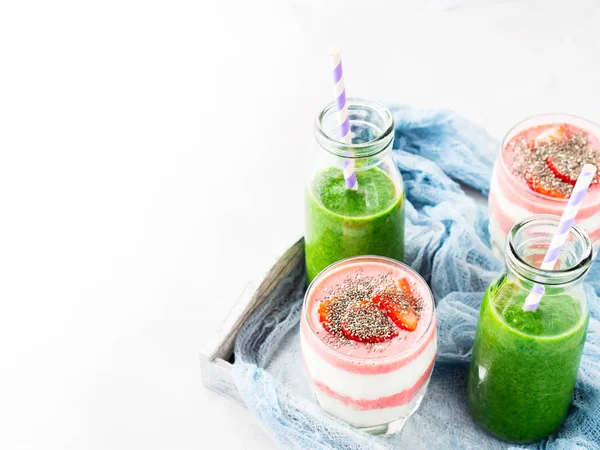 Concepto de comida saludable batido verde yogur fruta chia desayuno — Foto de Stock