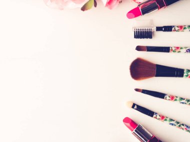 Ürünler ve araçlar ile beyaz üzerine pembe Gül çiçek makyaj