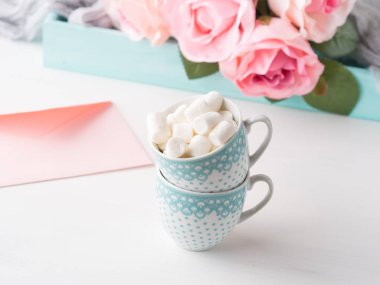 İki bardak Sevgililer günü zarf ve gül kartı