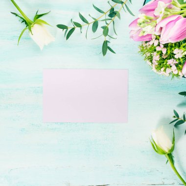 Pastel renkler boş mor kart çiçek Lale gül bahar