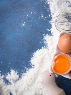 Yumurta pişirme araçları oklava çırpma teli ve malzemeler un