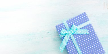 Mavi hediye kutusu şerit pastel arka plan ile. Babalar günü