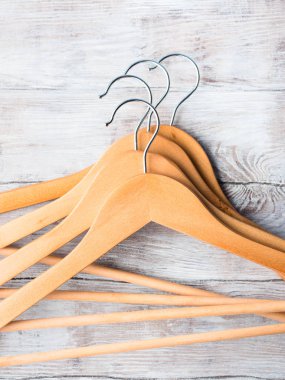 Ahşap elbise askıları. Ne giyeceğimi