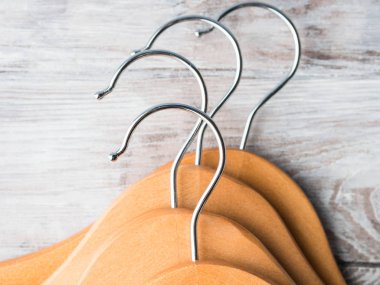 Ahşap elbise askıları. Ne giyeceğimi