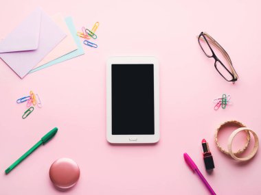 Pembe düz gadget Kırtasiye gözlük rujla yatıyordu