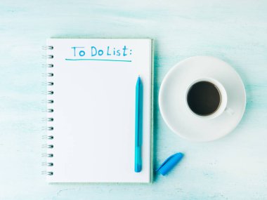 Yapılacaklar listesi sayfa düz lay ve fincan kahve arka plan