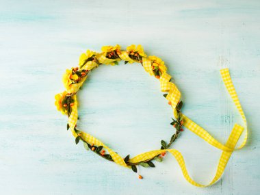 Sarı çiçek çelenk kız kafa bandında pastel arka plan