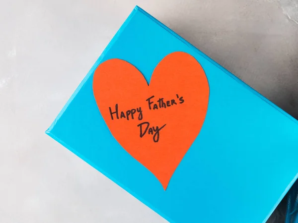 Blaue Schachtel zum Vatertag mit rotem Herz — Stockfoto