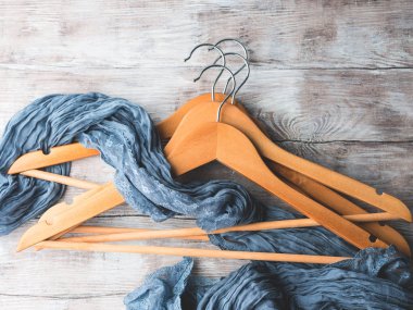 Ahşap elbise askıları. Ne giyeceğimi