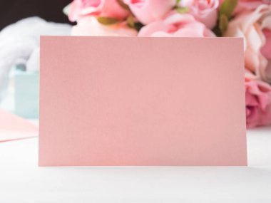 Boş kağıt pembe kart Sevgililer günü ve gül