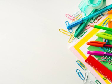 İleti örneği renkli okul araç aksesuarları kalemler yazma