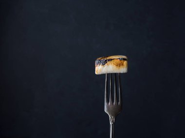 Hatmi koyu arka plan üzerinde çatalı üzerinde füme