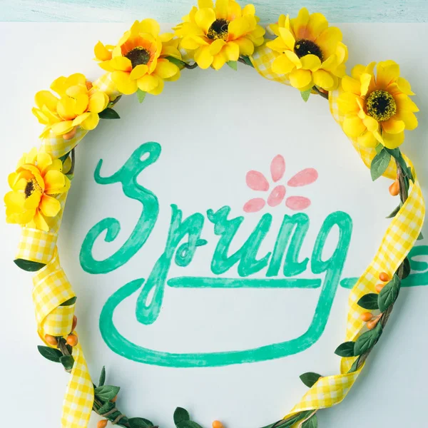 Palavra de primavera soletrando por lettering mão e flor grinalda banda — Fotografia de Stock