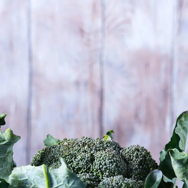 Rå grön färsk broccoli grönsaker på trä bakgrund — Stockfoto