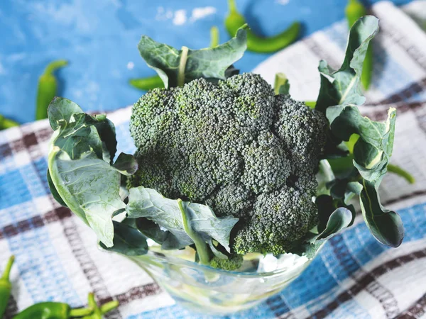 Rå grön färsk broccoli grönsaker på servett — Stockfoto