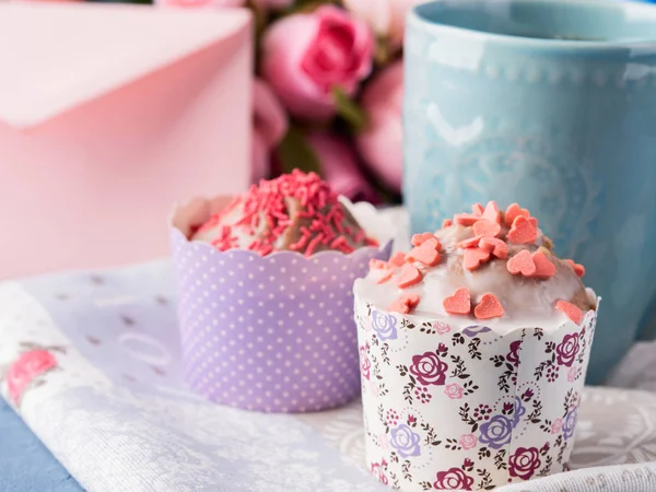 Moeders dag Valentine concept muffins kopje thee envelop — Stockfoto