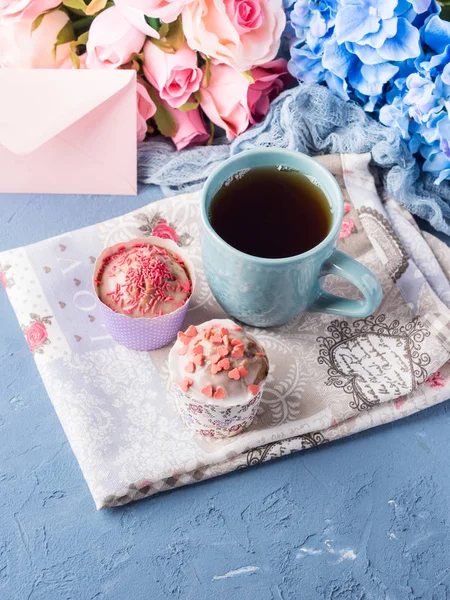 Día de las madres San Valentín concepto magdalenas taza sobre de té — Foto de Stock