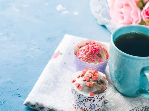 Dia das mães Valentim conceito copo bolos chá corações — Fotografia de Stock