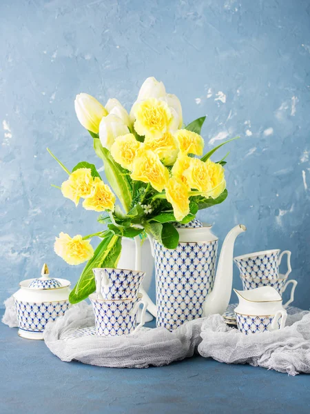 Fiesta de té de Pascua conjunto festivo y flores amarillas — Foto de Stock