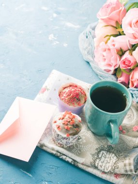 Anneler Günü Sevgililer kavramı muffins çay zarf Kupası