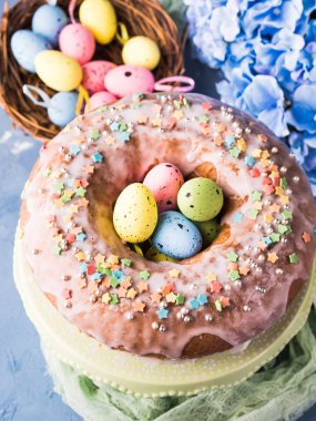 Paskalya tatlı pasta şeker buzlanma ve tatil dekorasyonu ile