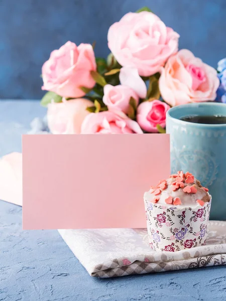 Día de las madres San Valentín concepto muffin taza té papel nota — Foto de Stock