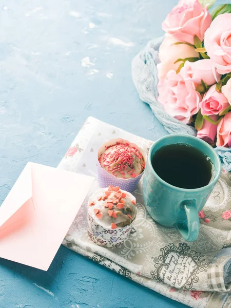 Μητέρες ημέρα Αγίου Βαλεντίνου έννοια muffins φλιτζάνι τσάι φάκελος — Φωτογραφία Αρχείου