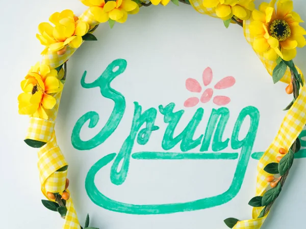 Palavra de primavera soletrando por lettering mão e flor grinalda banda — Fotografia de Stock