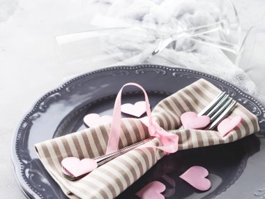 Romantik bir akşam yemeği tarihi kalpler şampanya bardakları gri tabaklar